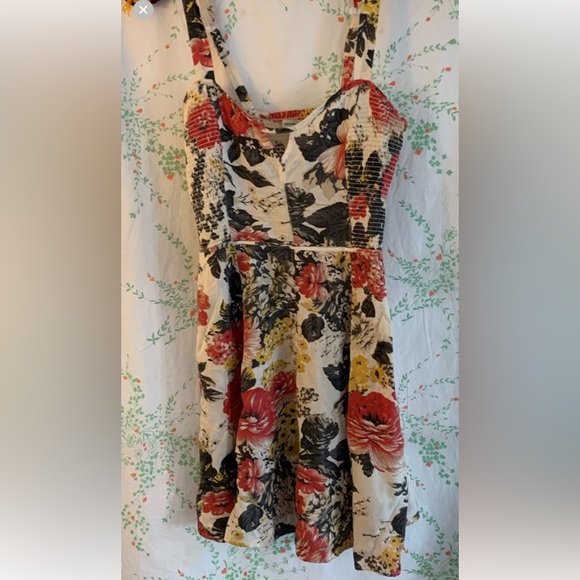 Adorable floral dress/shirt with pockets - Picture 2 of 14